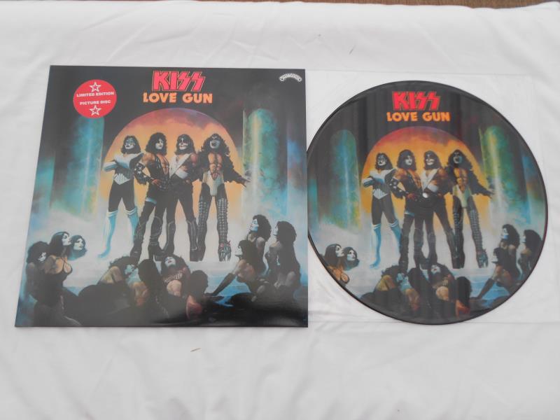 Kiss Collection of 2 x Demo?s and Love Gum Picture disc NM Both vinyls and sleeves are in near - Image 5 of 8