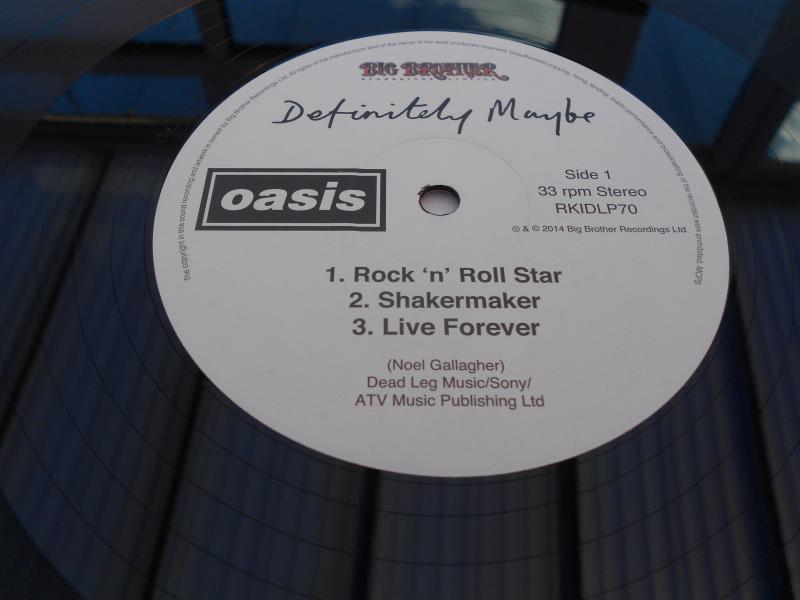 Oasis ? Definitely Maybe UK double LP RKIDLP70 NM Both vinyls are in near mint condition with a high - Image 9 of 13