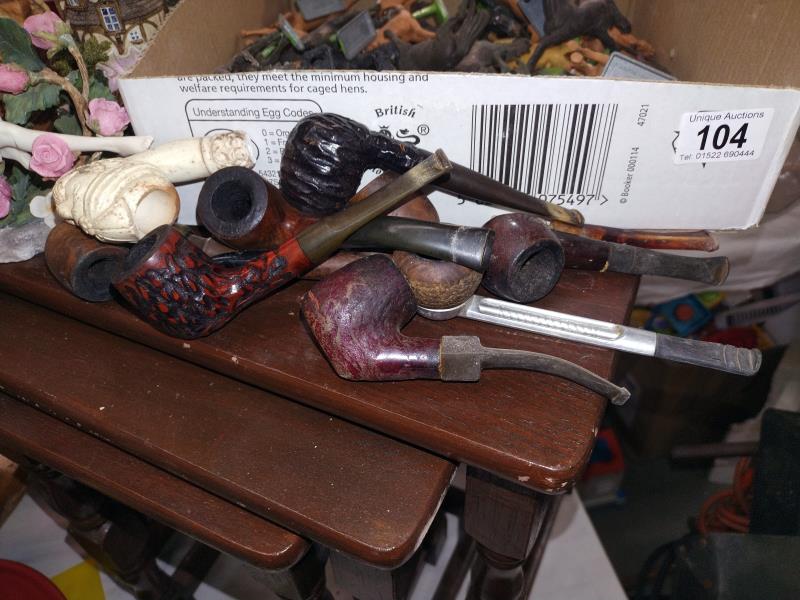 A box of vintage Deetail galloping horses, the shoemaker's dream, Victoria and a selection of pipes - Image 4 of 4