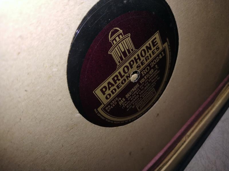 A vintage case containing classical 78s - Image 3 of 4