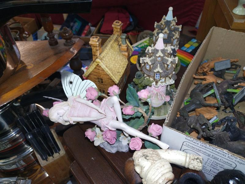 A box of vintage Deetail galloping horses, the shoemaker's dream, Victoria and a selection of pipes - Image 3 of 4