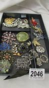 A quantity of vintage brooches and other jewellery, 22 items.