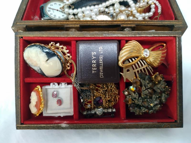 A small chest of costume jewellery, watches and pearls - Image 2 of 3