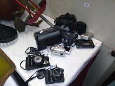 A selection of old digital cameras and radios including Kodak, Canon etc ( All untested)