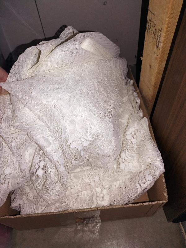 2 boxes containing single candewick duvet cover, curtains, net curtains, throw etc - Image 3 of 3