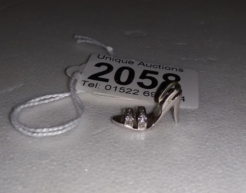 A white gold stiletto shoe pendant set diamonds, 2.1 grams.
