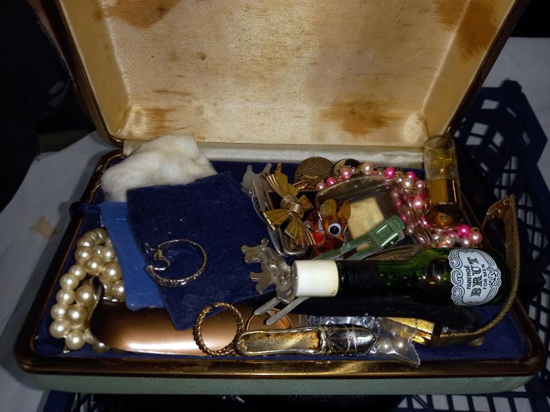 A quantity of costume jewellery including watches etc. - Image 2 of 5