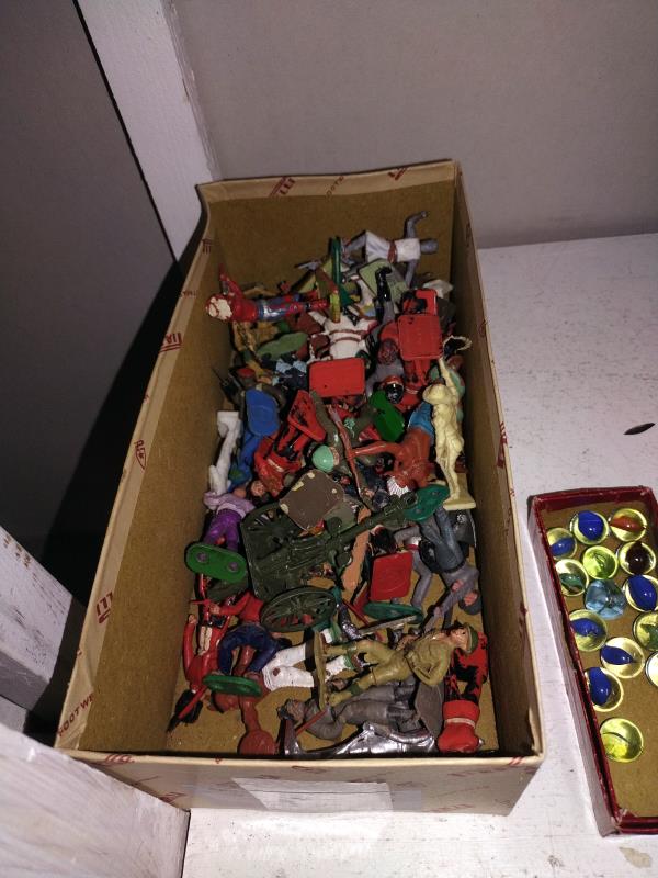 A shelf of vintage toys & games including plastic soldiers & marbles etc. - Image 2 of 5