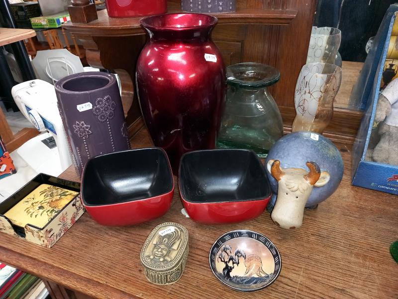 A quantity of decorative vases, a Native American box, African bowl & some oriental place mats in - Image 3 of 3