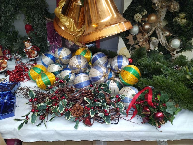 A very good large quantity of Christmas decorations including baubles, lights, trees & figures etc. - Image 10 of 17