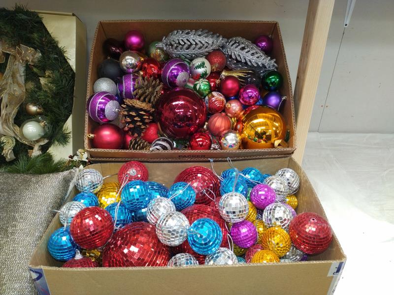 A very good large quantity of Christmas decorations including baubles, lights, trees & figures etc. - Image 11 of 17