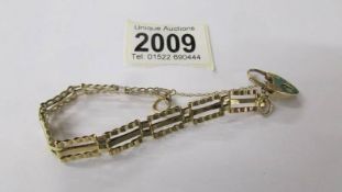 A 9ct gold gate bracelet with padlock, 7.9 grams.