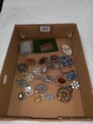 A mixed lot of vintage brooches