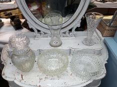 6 pieces of glassware, vases & bowls