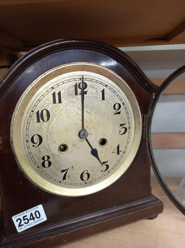 An eight day mahogany mantel clock in working order. - Image 2 of 3