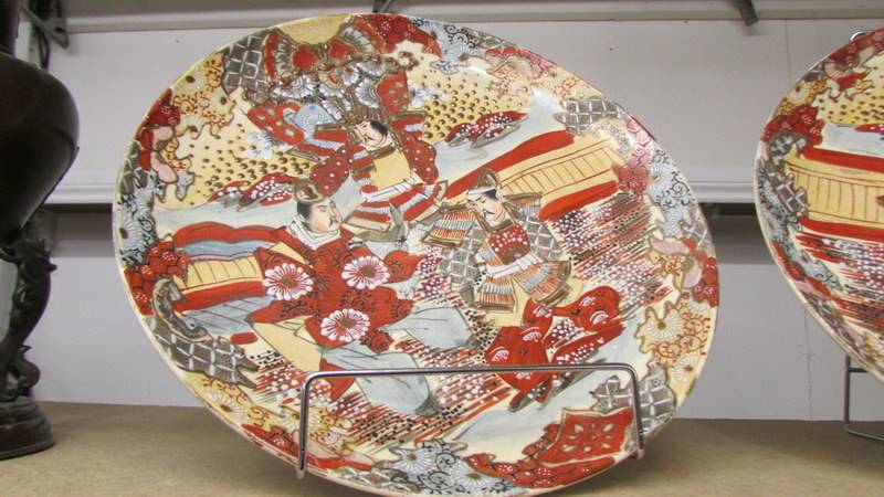 A pair of left and right facing 19th century hand painted signed Japanese Satsuma plates, 31 cm dia. - Image 3 of 4