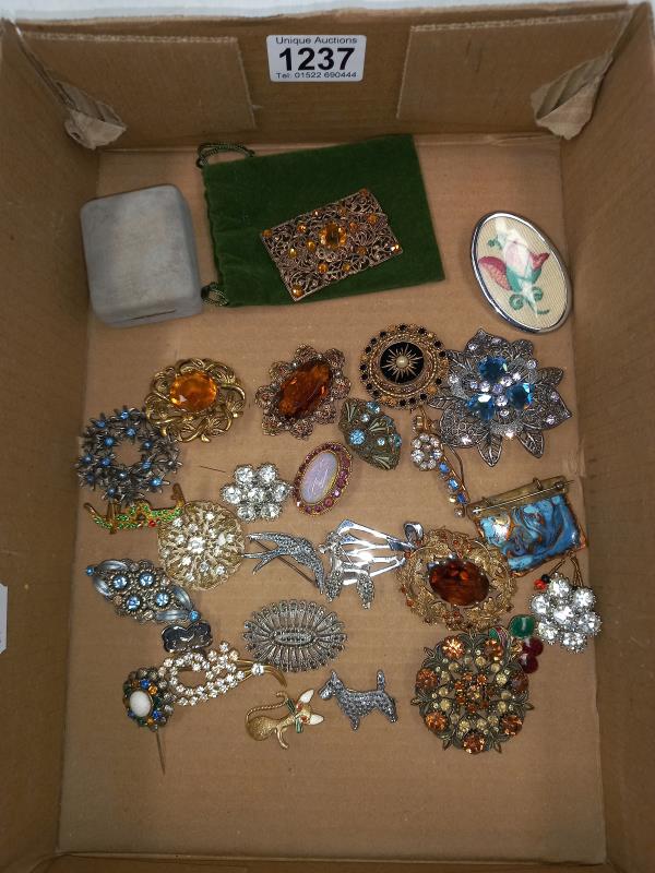 A mixed lot of vintage brooches - Image 2 of 2