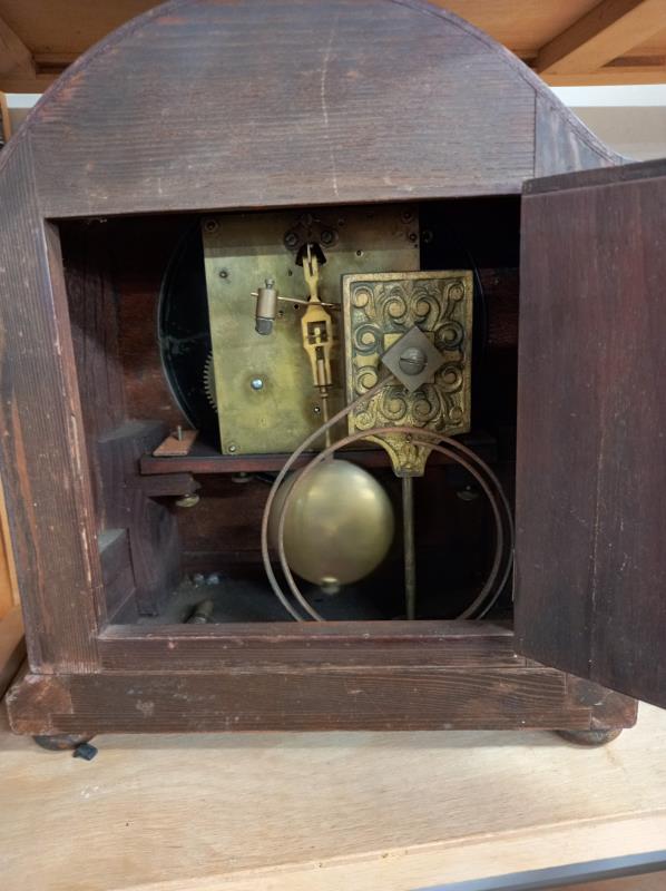 An eight day mahogany mantel clock in working order. - Image 3 of 3