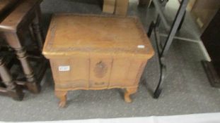 A vintage work box containing reels of cotton, COLLECT ONLY.