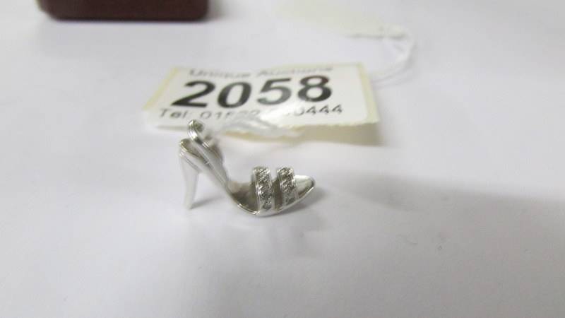 A white gold stiletto shoe pendant set diamonds, 2.1 grams. - Image 2 of 3