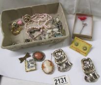 A mixed lot of jewellery.