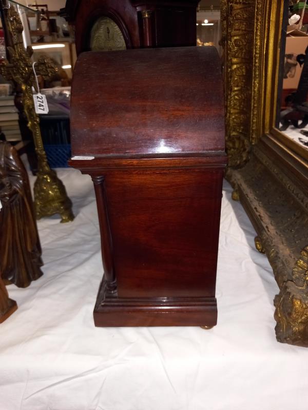 A mahogany 8 day bracket clock. In working order. - Image 4 of 7