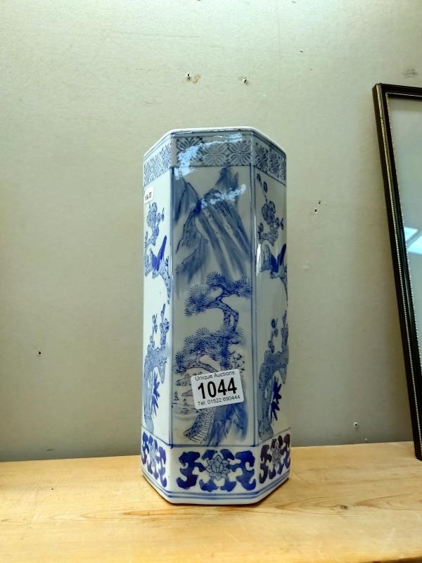 A modern Chinese cylinder vase