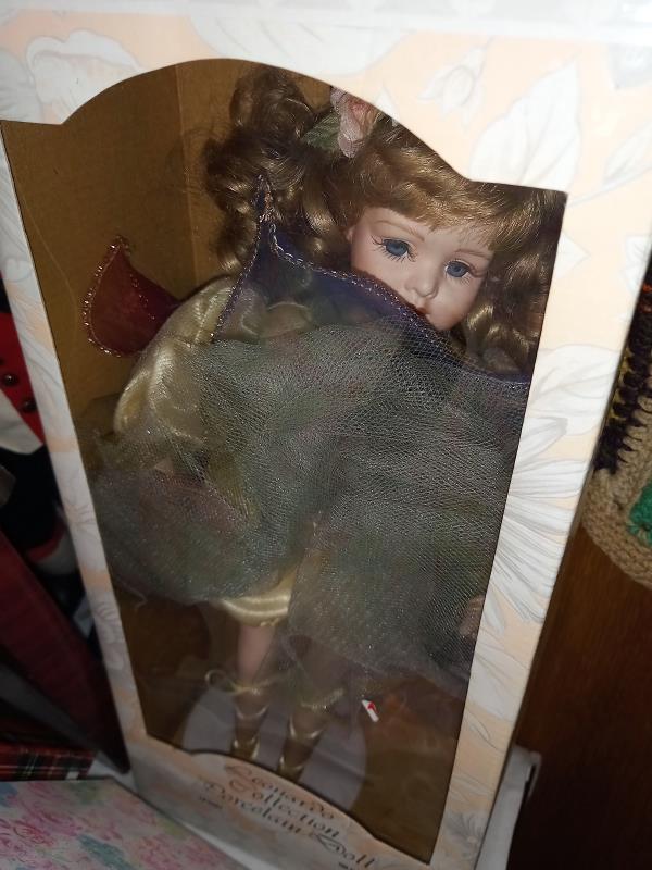 9 boxed porcelain collector doll's - Image 7 of 7