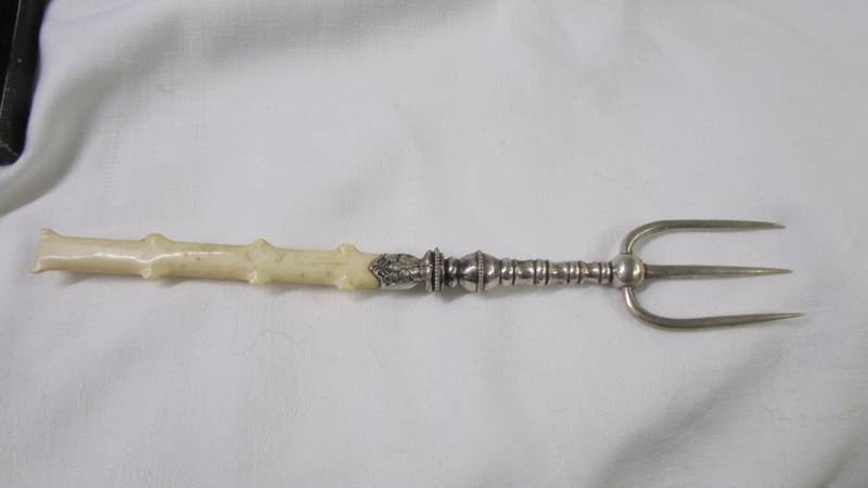 A cased silver handled shoe horn and button hook, a pickle fork and a modern pocket watch. - Image 4 of 5