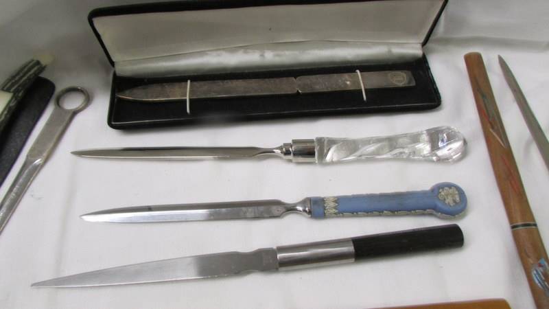 Fourteen assorted letter openers. - Image 4 of 5