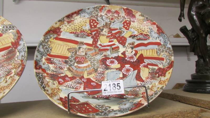 A pair of left and right facing 19th century hand painted signed Japanese Satsuma plates, 31 cm dia. - Image 2 of 4