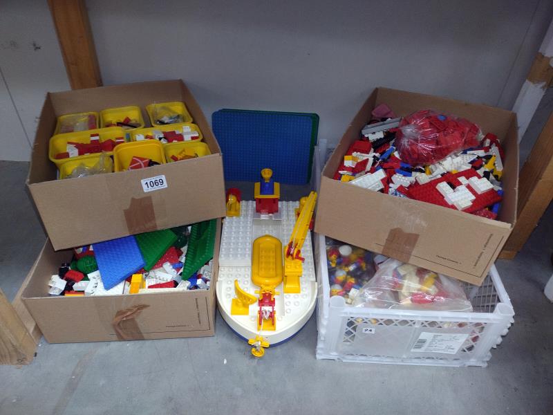 A good collection of early Lego plus a Duplo boat