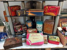 A quantity of vintage tins