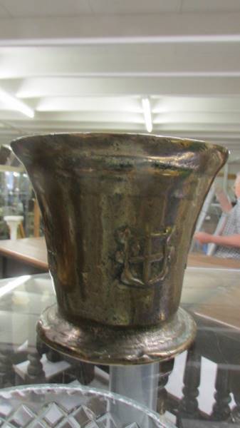 An early heavy brass vase and an old mortar. - Image 2 of 3