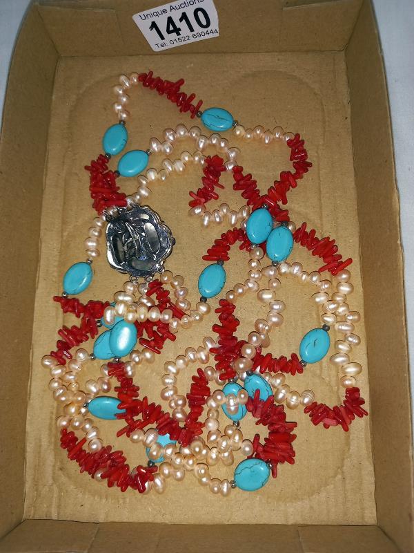 A good late 20th century coral freshwater and turquoise necklace with Mother of pearl catch, - Image 2 of 2