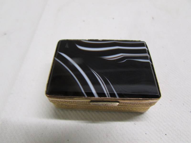 A Blue John style snuff box. - Image 2 of 4