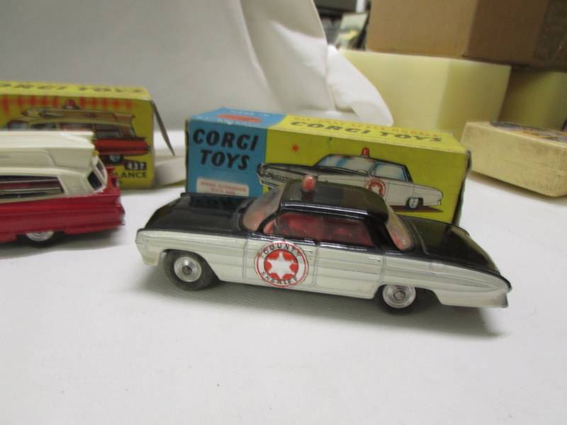 A boxed Corgi - 437 Cadillac ambulance, 237 Oldsmobile Sherrif car and Gift set No. 14 hydraulic - Image 4 of 4