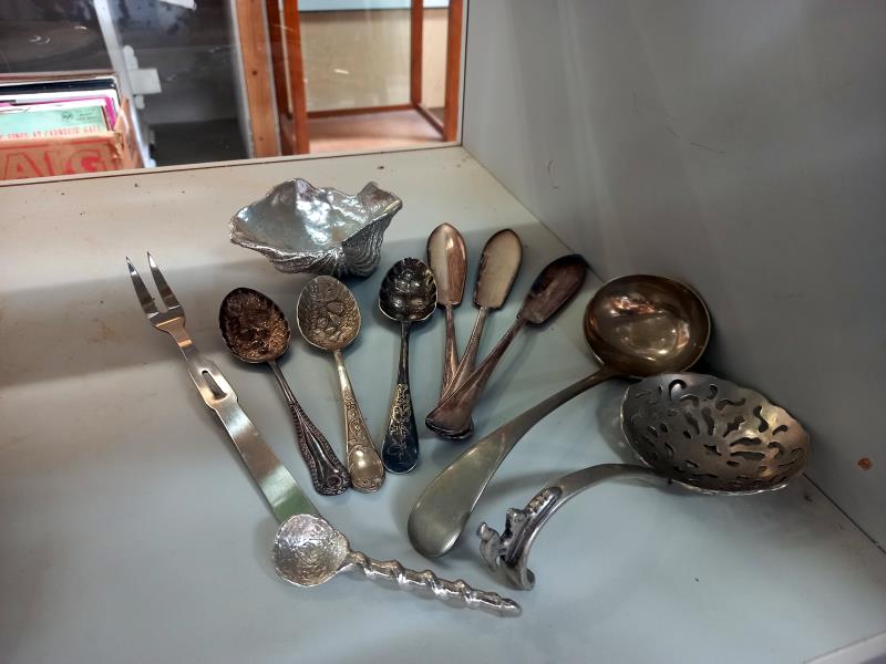 A quantity of silver plate & white metal decorative items - Image 2 of 2
