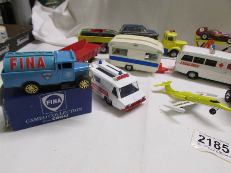 A mixed lot of unboxed Corgi, Matchbox and Dinky die cast models. - Image 7 of 7