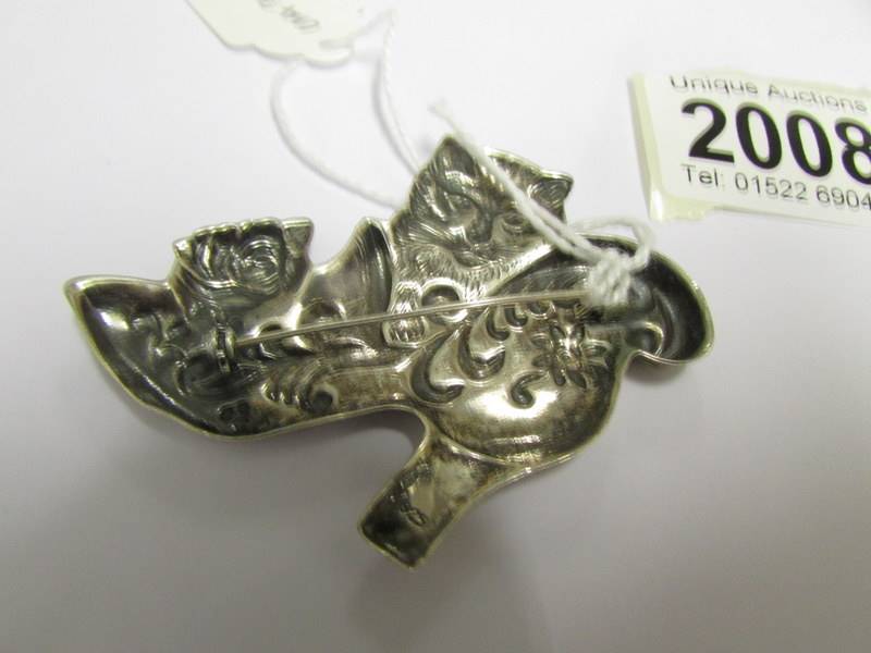 A silver cat in a shoe brooch. - Image 2 of 3