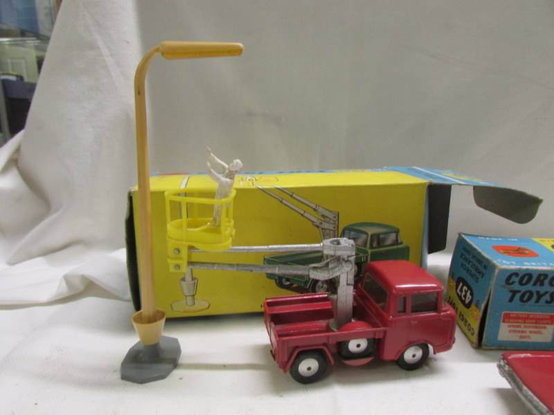 A boxed Corgi - 437 Cadillac ambulance, 237 Oldsmobile Sherrif car and Gift set No. 14 hydraulic - Image 2 of 4