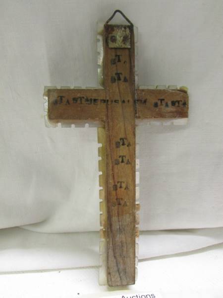 An early 20th century mother of pearl crucifix, 12.5 x 7 cm. - Image 3 of 3