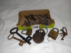 A tray of old metal keys & padlocks etc.