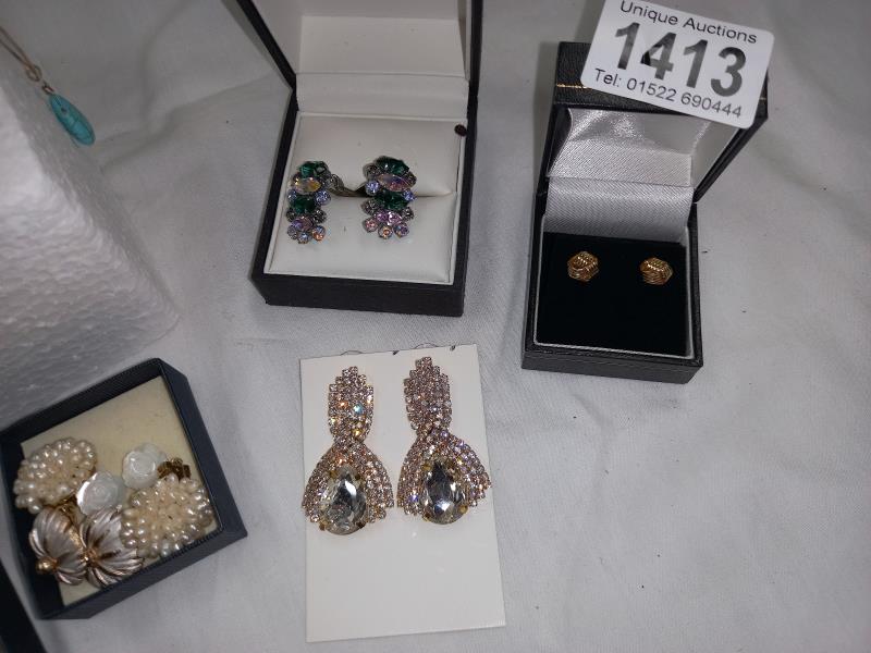 A quantity of nice earrings etc. in good condition. Approximately 30 pairs - Image 4 of 4