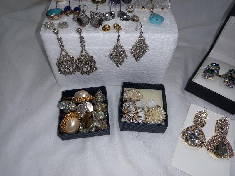 A quantity of nice earrings etc. in good condition. Approximately 30 pairs - Image 2 of 4