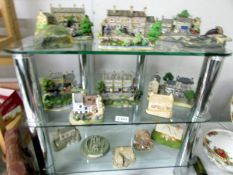 A mixed lot of miniature cottages including Lilliput Lane.