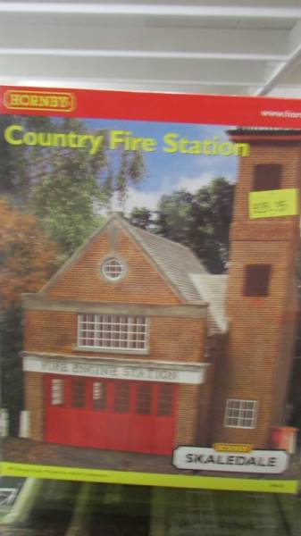 A boxed Hornby '00' Skaledale fire station, war memorial and various shops. - Image 2 of 4