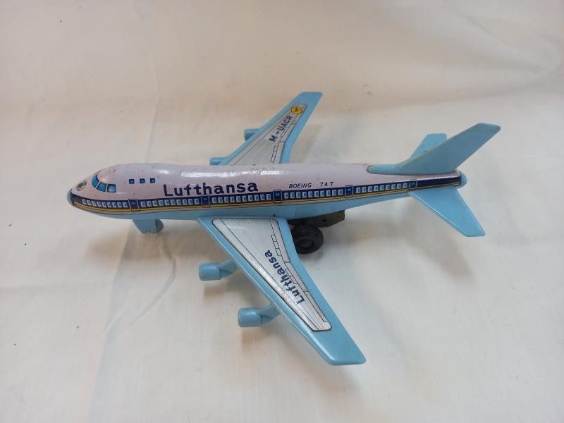A tinplate friction American style car and Japanese tinplate friction Lufthansa Boeing 747 aeroplane - Image 4 of 5