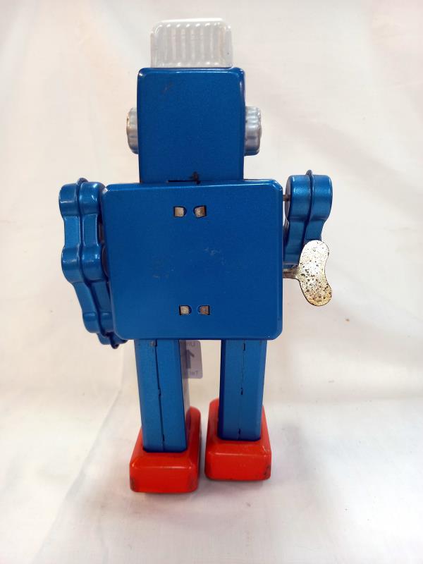 A tinplate clockwork walking robot - Image 2 of 3