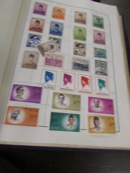 A collection of world stamps in five albums. - Image 11 of 11